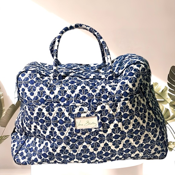 Vera Bradley Handbags - Vera Bradley NEW  HUGE traveler tote. Has the shoulder strap. No callouts
